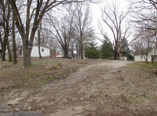 210 6th St, Carlyle, IL 62231