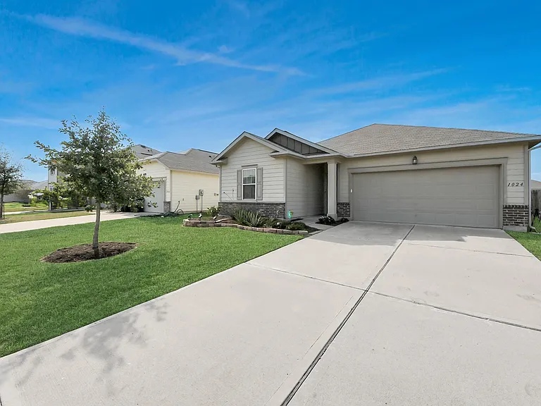 1024 Banyon Tree Ln — Photo 1