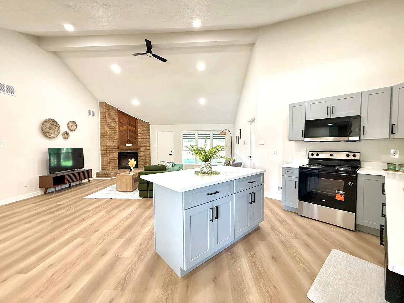 4 bed, 1913 sqft, $4,000 — Photo 3
