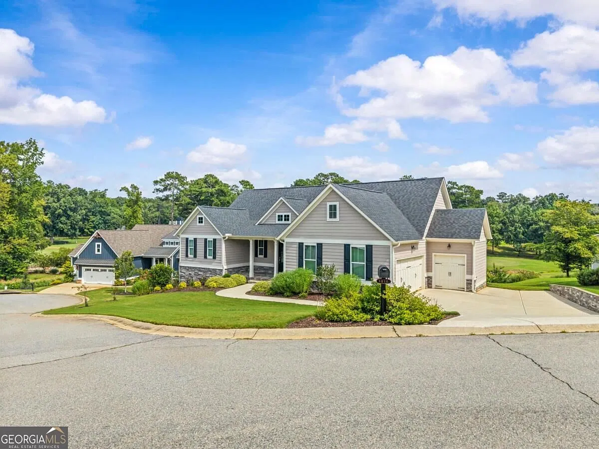 4 bed, 3.0 bath, 4200 sqft, $3,800 — Photo 3