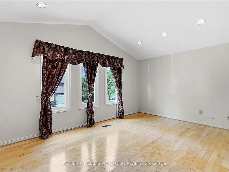 73 Jessica Gdns — Photo 20