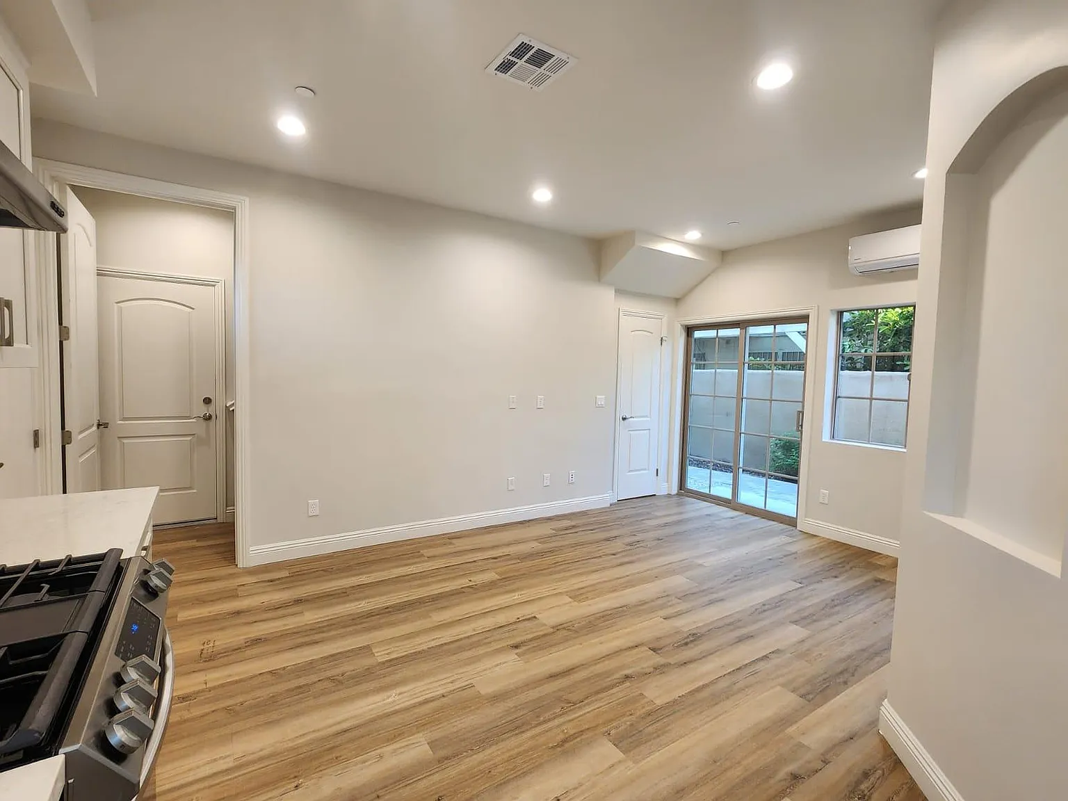 4228 N La Rica Ave — Photo 3
