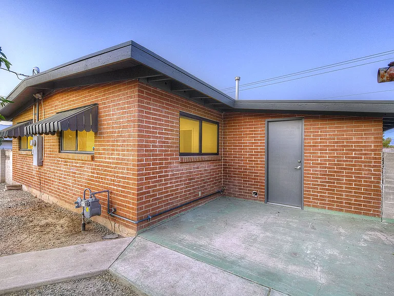1445 N Arcadia Ave — Photo 27