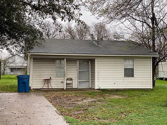 2nd image of 204 W San Saba St