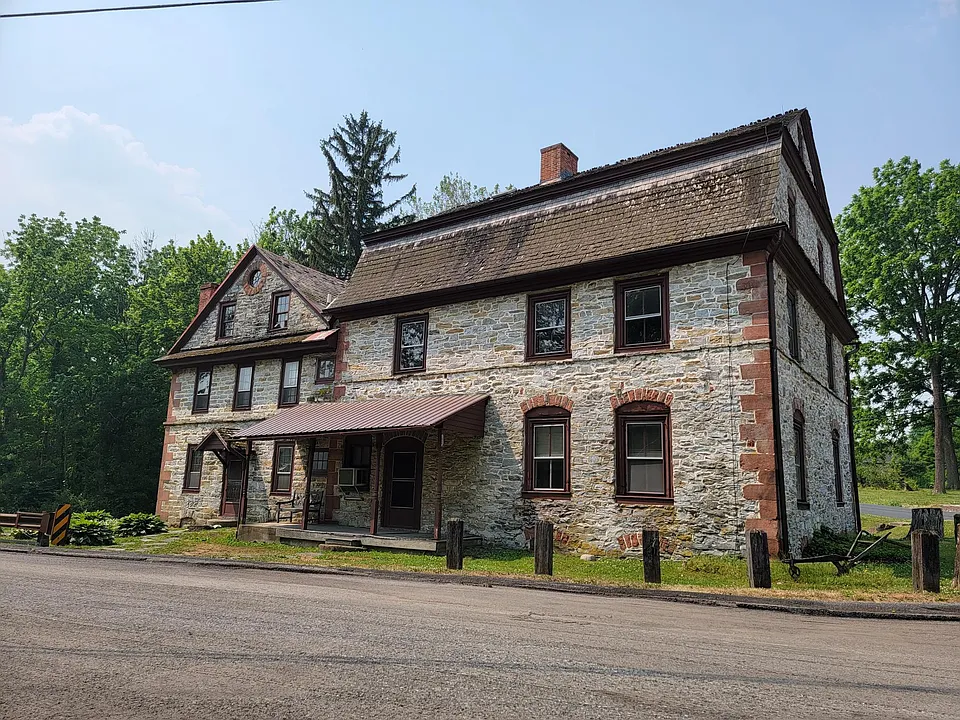 102 S Millbach Rd