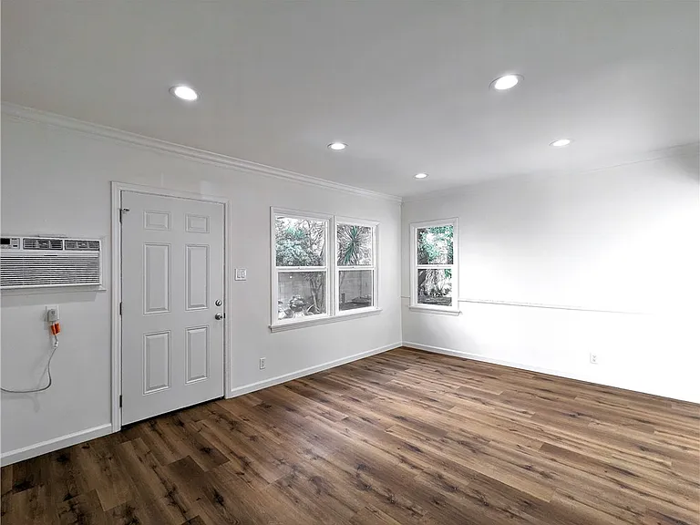 10931 Whipple St — Photo 7