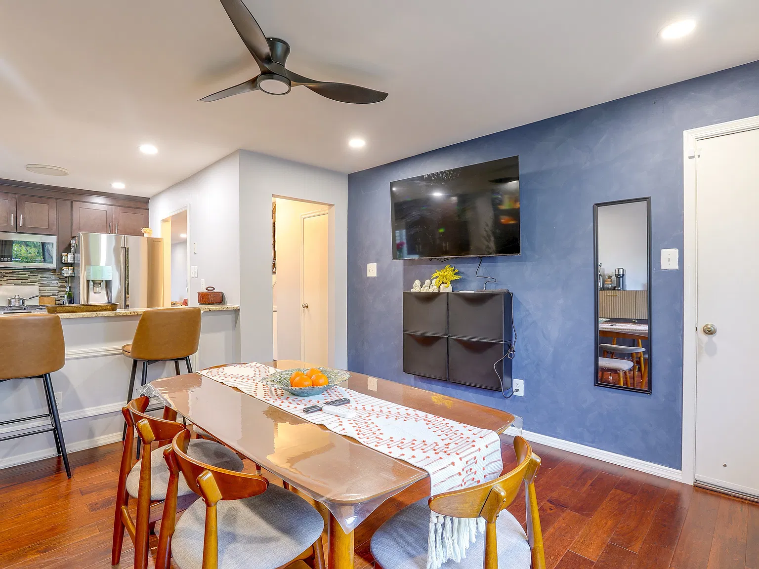 3 bed, 1662 sqft, $3,400 — Photo 2