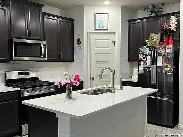 4 bed, 2.5 bath, 2281 sqft, $2,200 — Photo 4