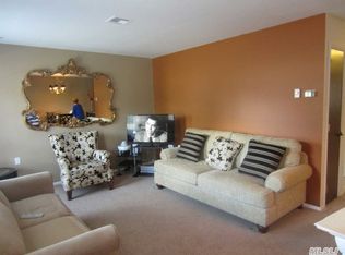 181 Kingston Dr, Ridge, NY 11961