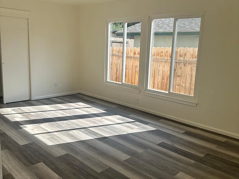 1155 Letts Ave — Photo 5