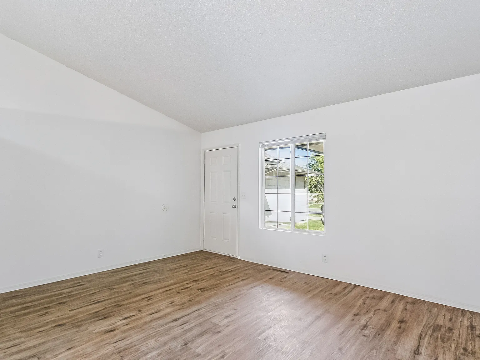 2 bed, 950 sqft, $1,050 — Photo 3