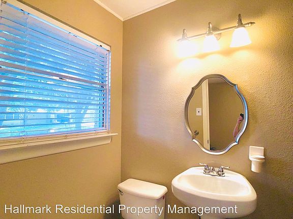 3rd image of 110 Oakwood Dr