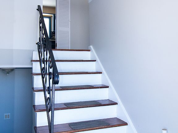 Entrance - staircase to main floor