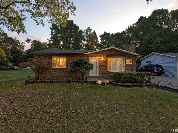 1560 Odette, Hartland, MI 48353