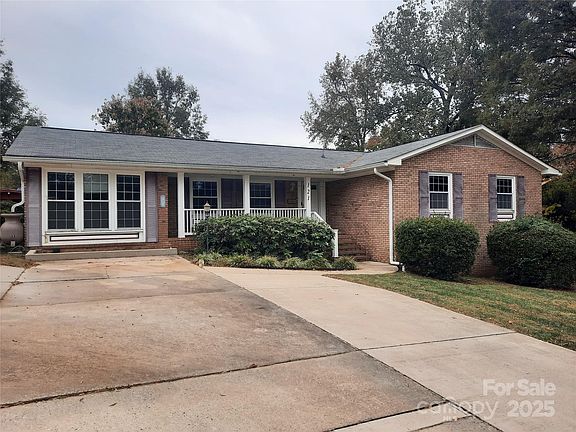 2nd image of 121 Greenview Dr