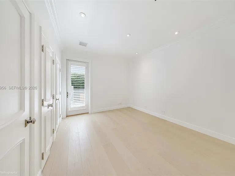 55 La Gorce Cir — Photo 36
