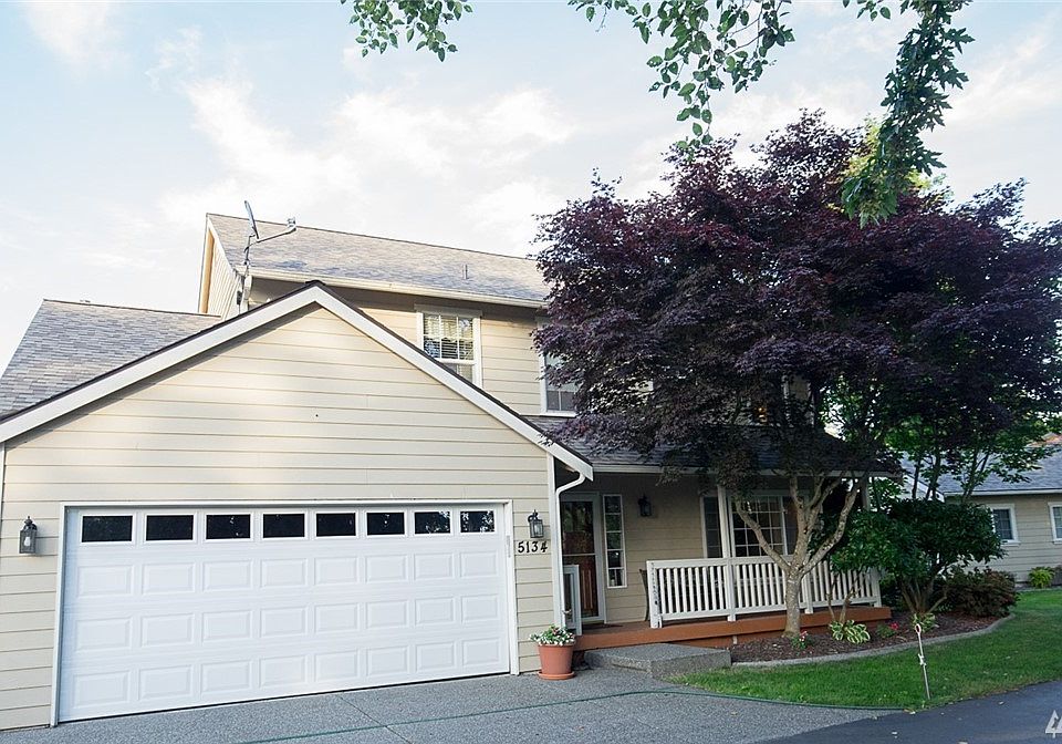 Brand new roof and brand new garage door. Welcome home! 