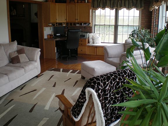 3rd image of 729 Oak Ln