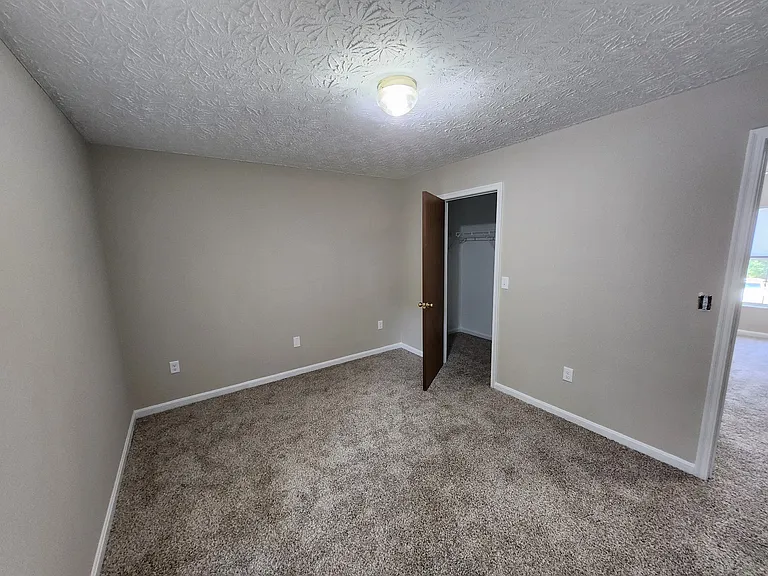 527 Ripple Creek Dr — Photo 3