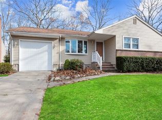 108 Dix Hills Rd, Huntington, NY 11743