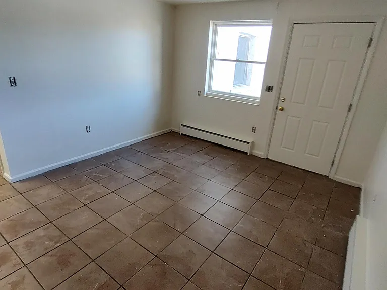 34 Railroad St #6 — Photo 3