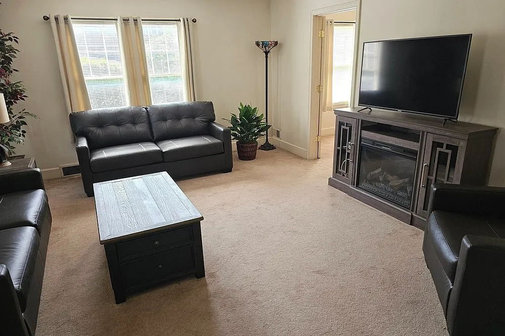 5 bed, 2400 sqft, $860 — Photo 2