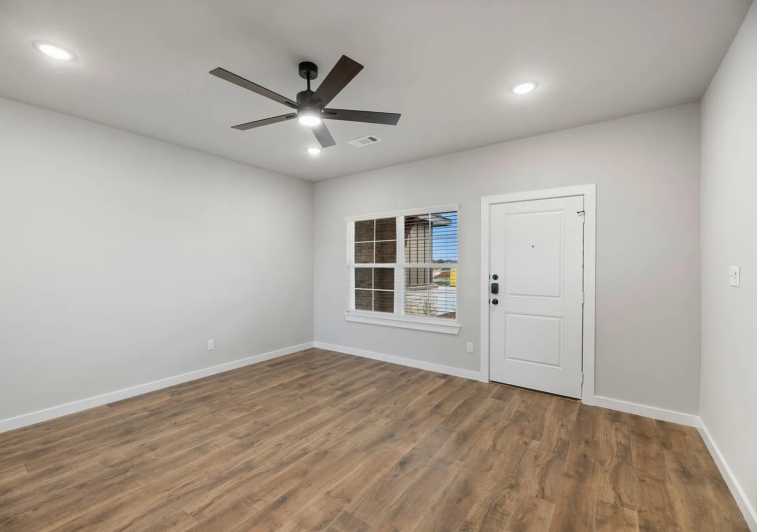 Available Now! Luxurious Triplex Located On 1-Acre Lot In Midlothian, Tx! — Photo 4