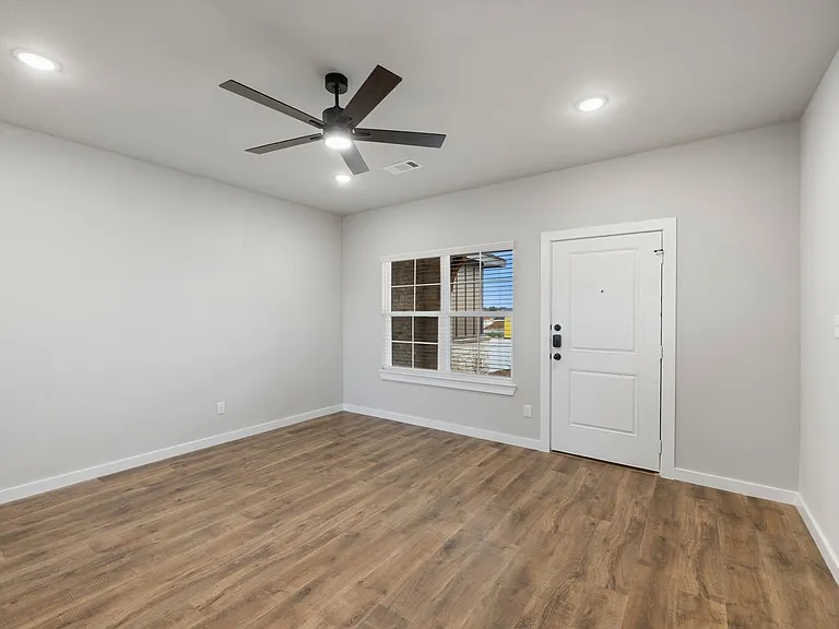 4407 Clovis Ct — Photo 3