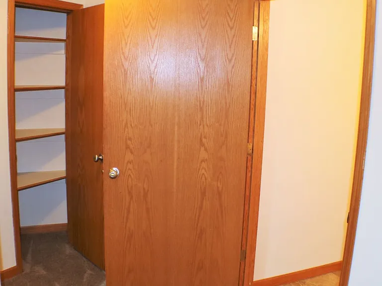 510 Pond View Drive — Photo 3