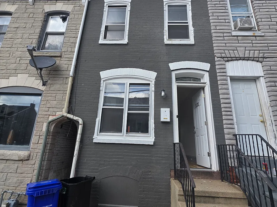 1121 Douglass St