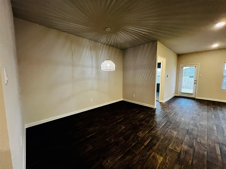 315 Darwin Pl — Photo 5