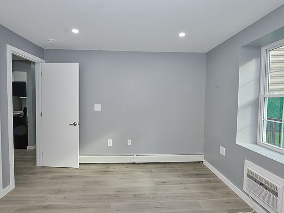 5th image of 1822 Mohegan Ave #1