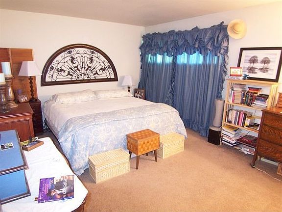 master w/ walk-in closet