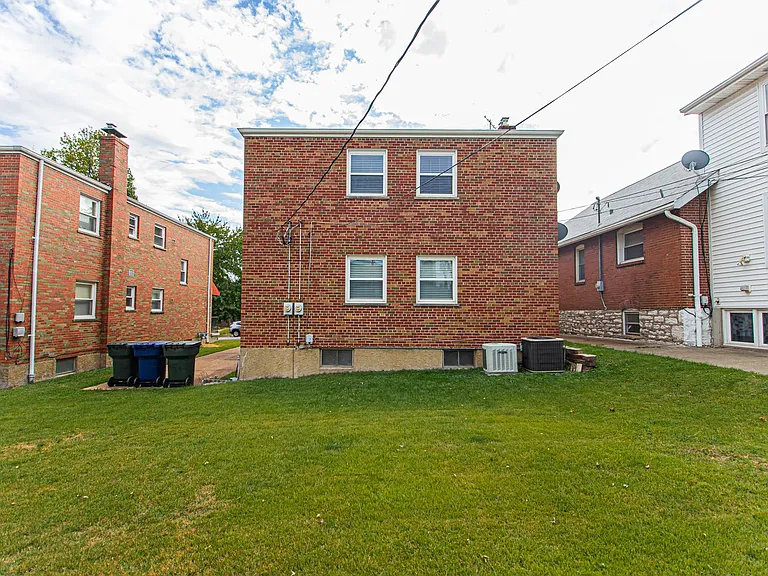 (605) 5005 Winona — Photo 13