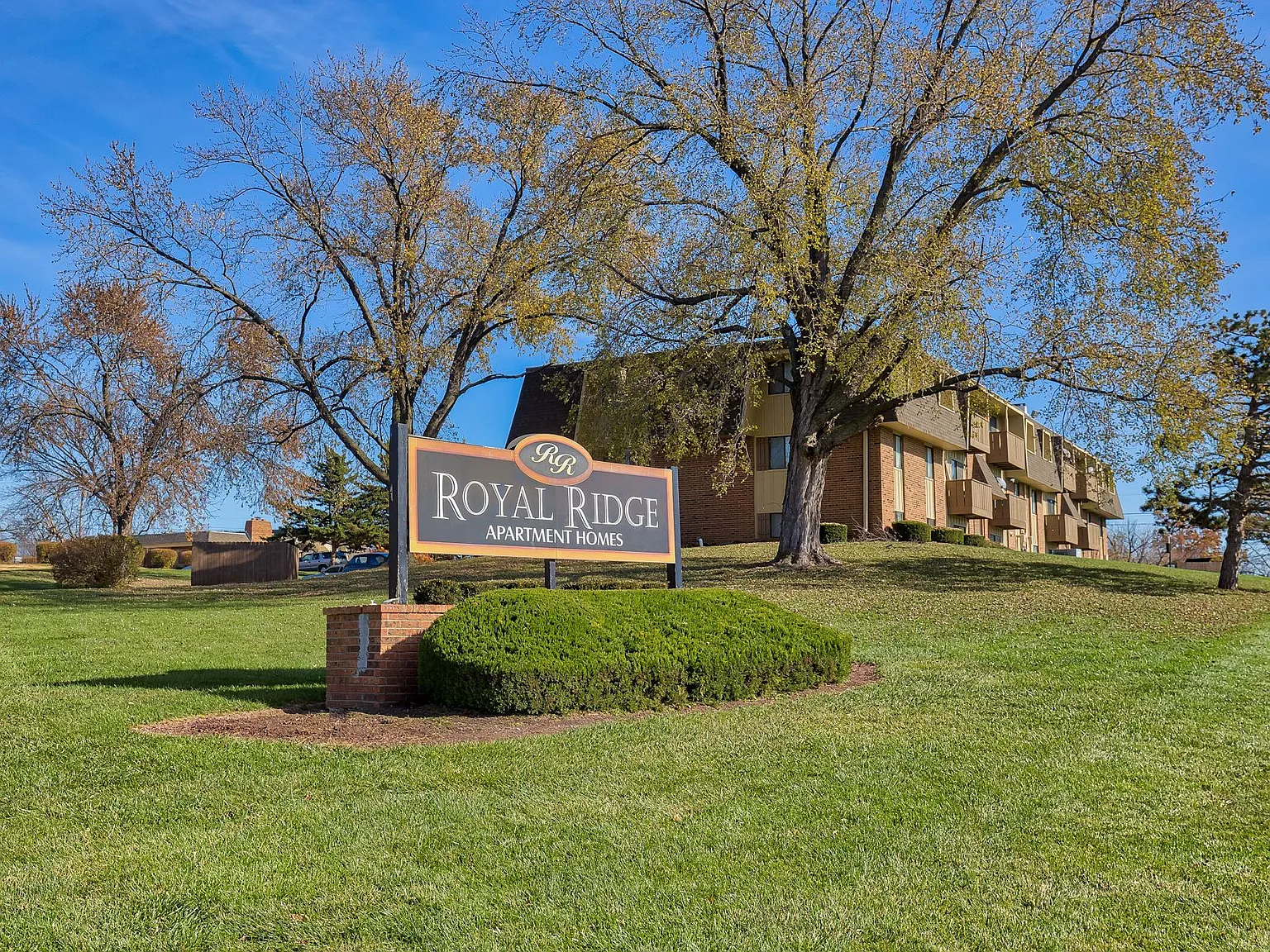 Royal Ridge Apartments — Photo 2