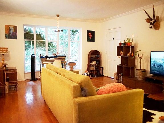 4th image of 2265 N Gower St