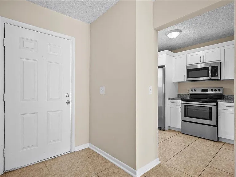 144 Deerfield Ct — Photo 4