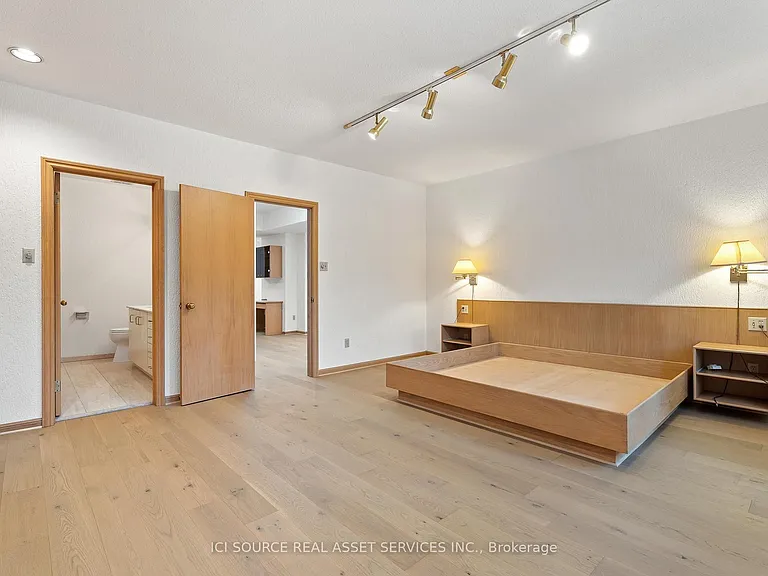 574 Saint Clair Ave W #UPPER — Photo 2