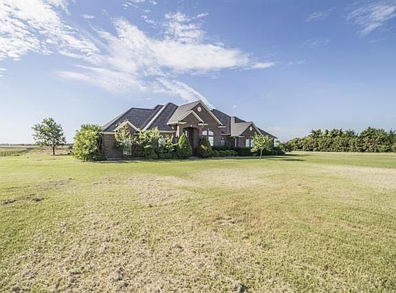 2nd image of 827 Cody Rd