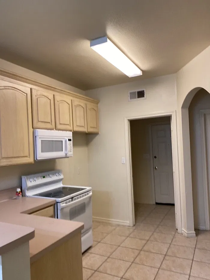 3 bed, 2.5 bath, 1392 sqft, $1,895 — Photo 4
