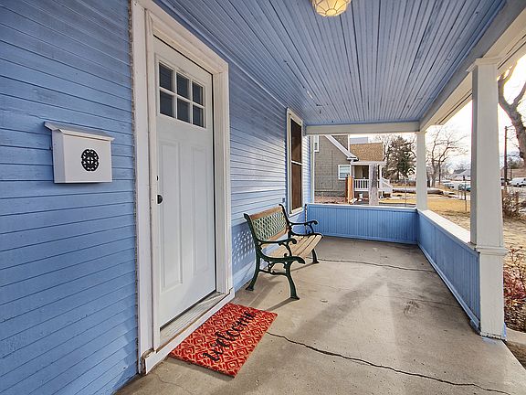 Covered front porch!