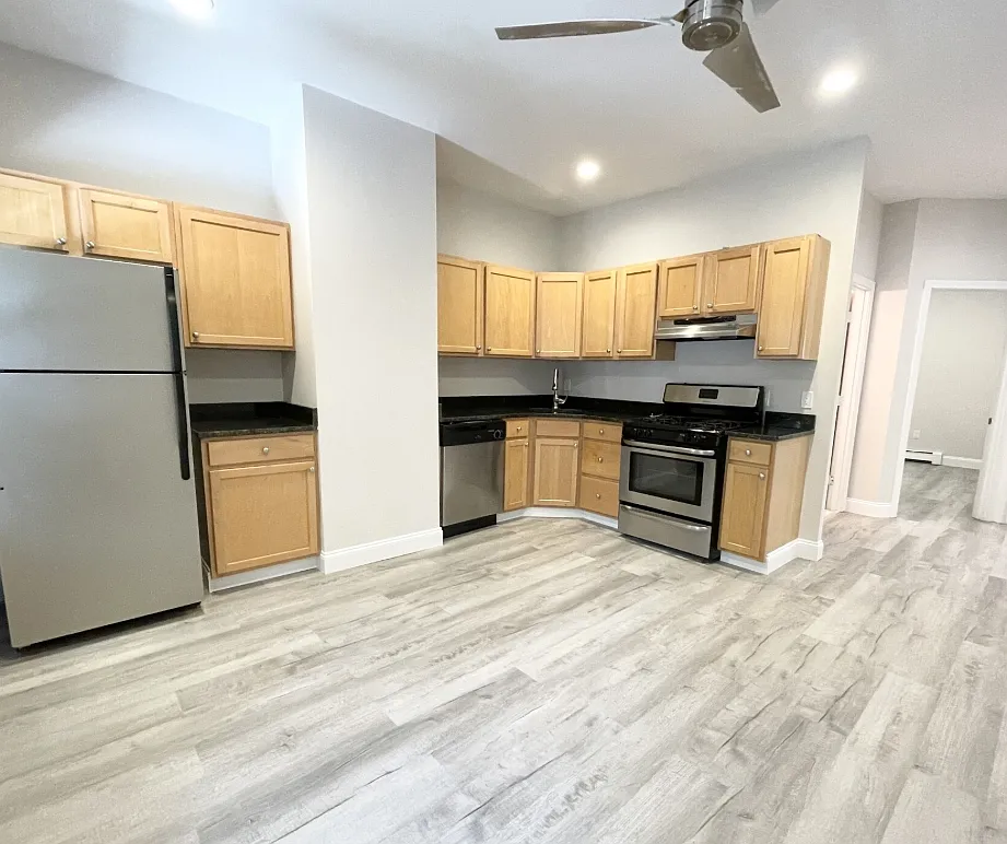 4 bed, $6,600 — Photo 1