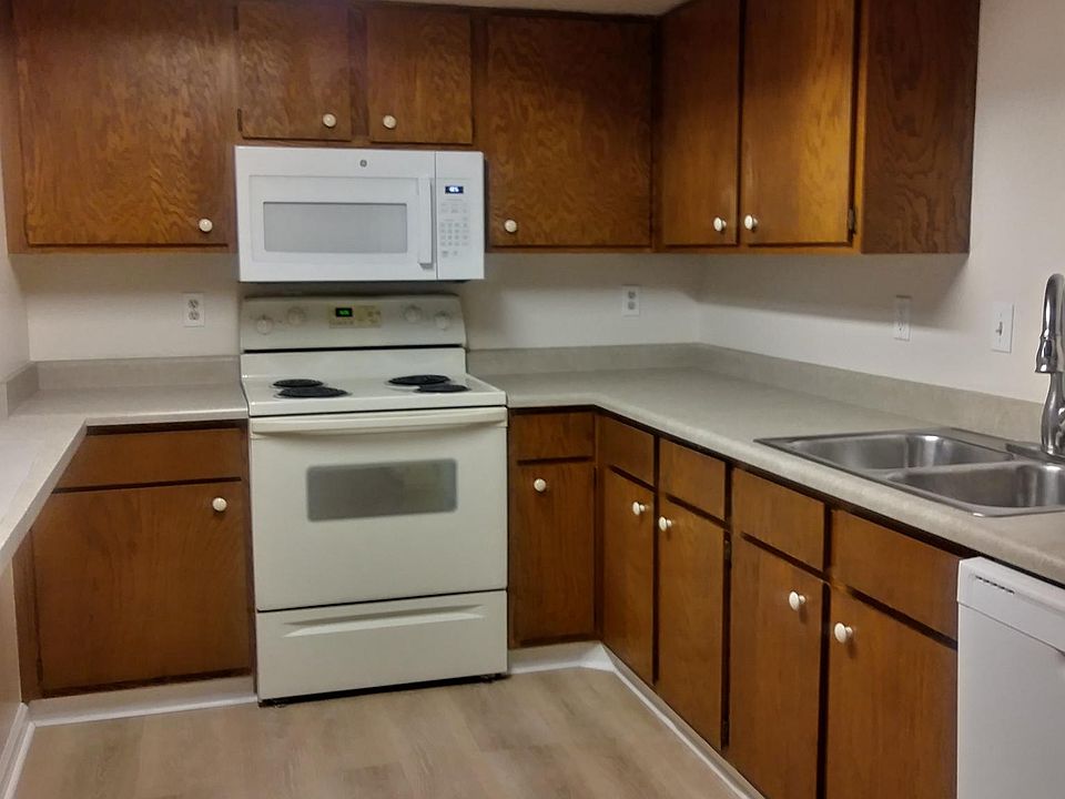 Ample counterspace, dishwasher, stainless steel sink with modern faucet with spray