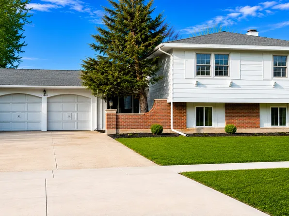 1360 Devonshire Ln, Hoffman Estates, IL 60169