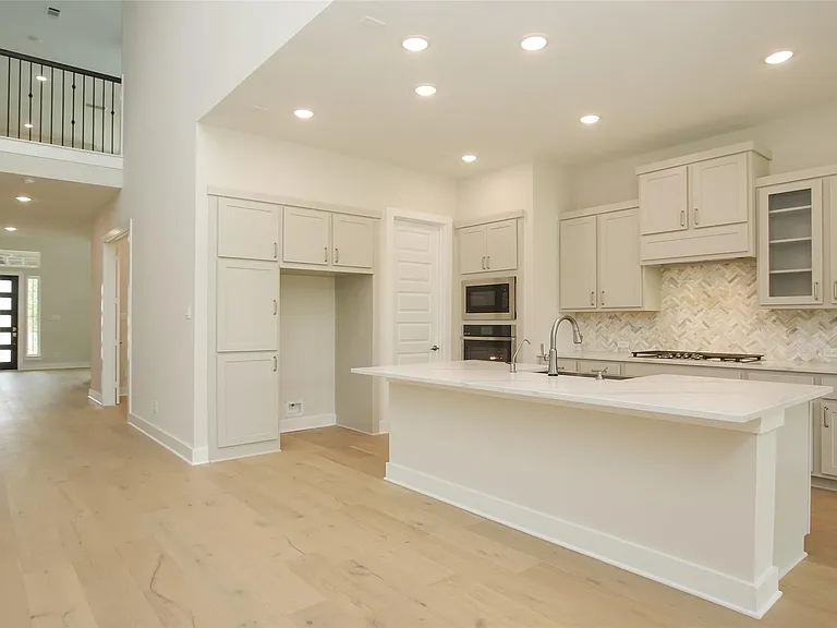 8018 Hingham Ln — Photo 15
