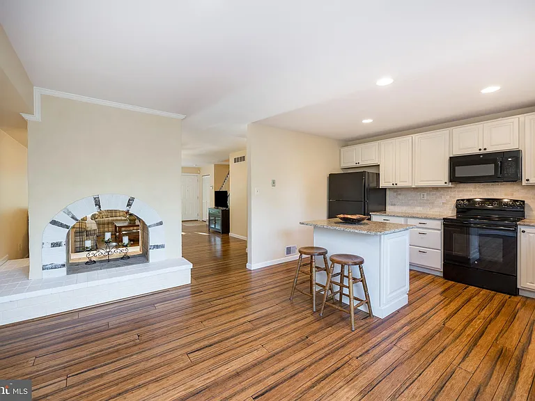 3930 Gatehouse Ln — Photo 2