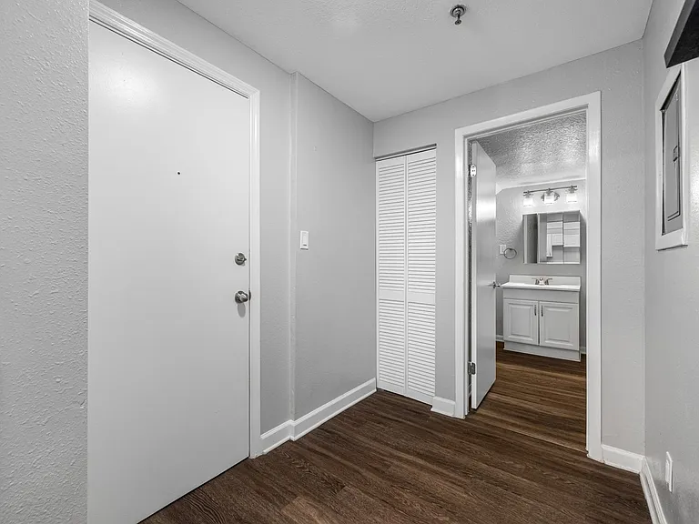 705 W Bay St — Photo 36