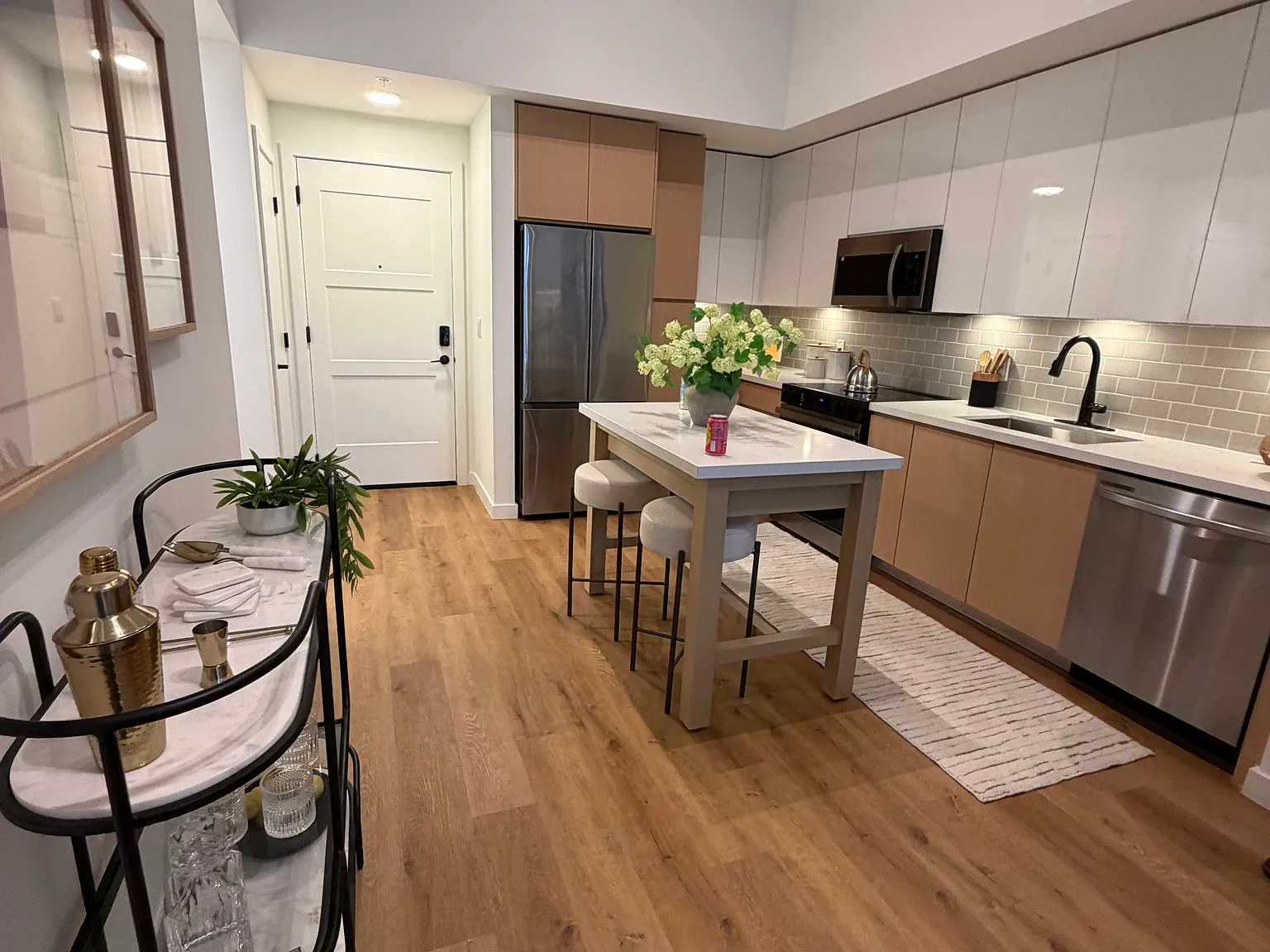 1 bed, 734 sqft, $2,485 — Photo 2