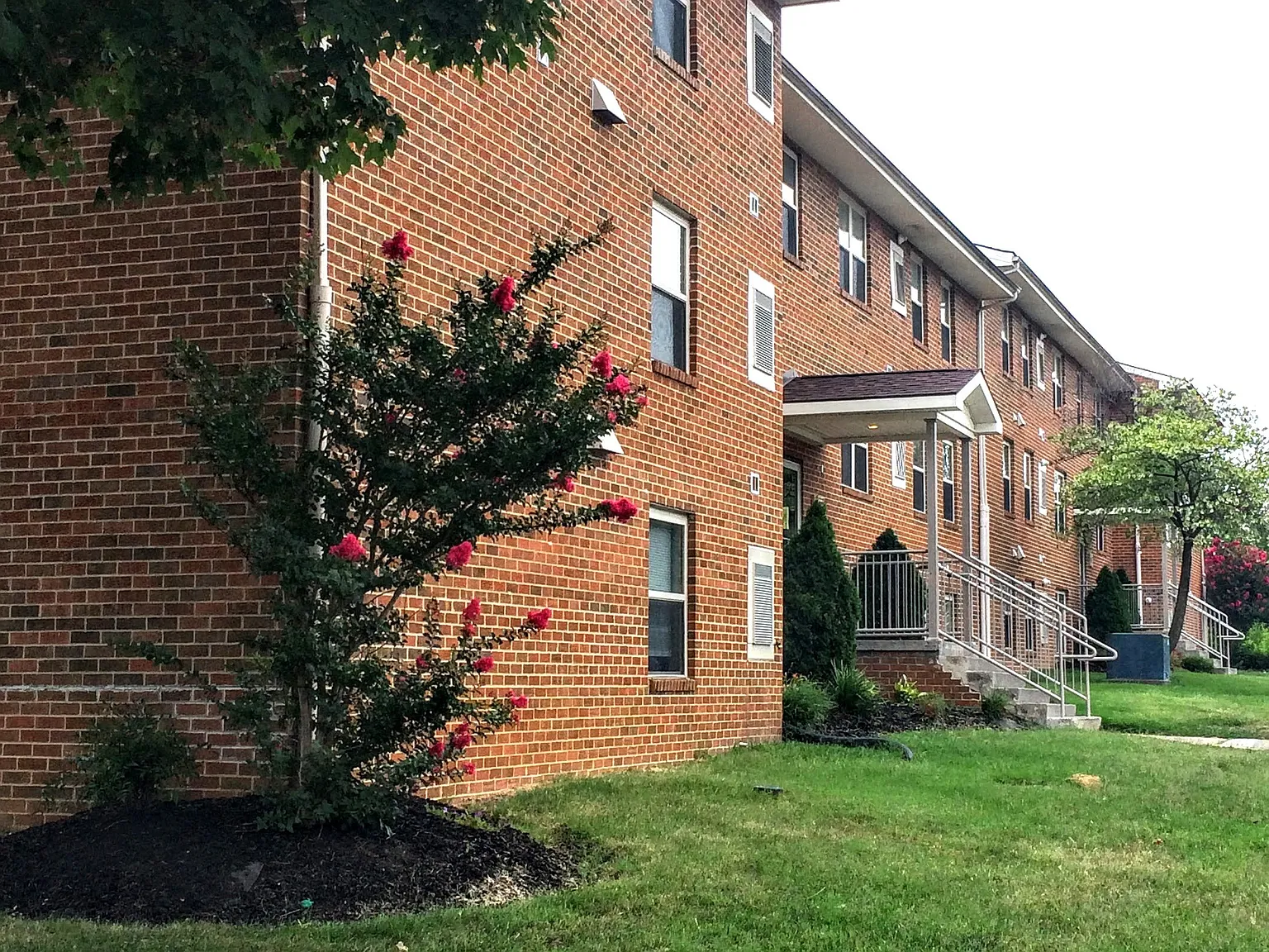 Oak Tree Village — Photo 2