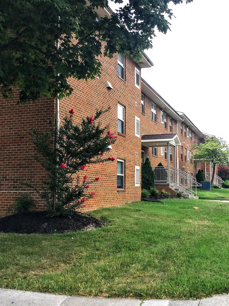 Building Photo - Oak Tree Village